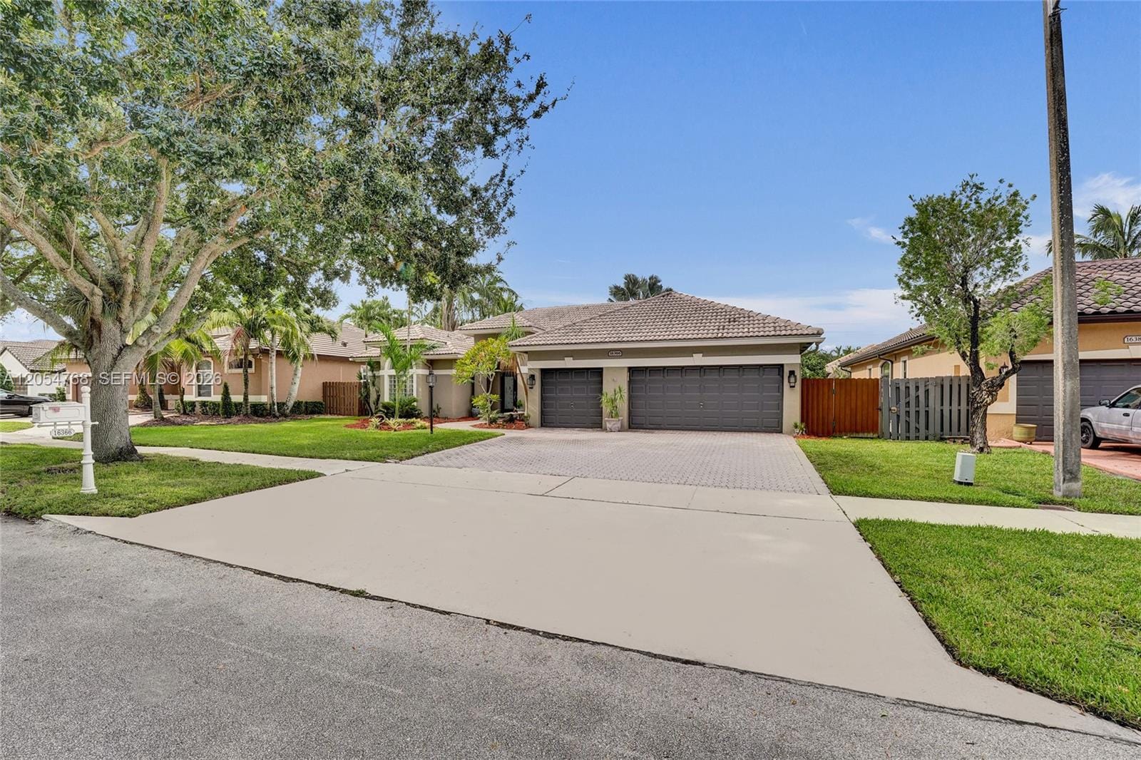 16366 N Mariposa Circle N, Pembroke Pines, FL 33331 photo 2