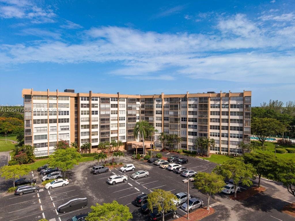 Pending home at 1200 Saint Charles Place 712, Pembroke Pines, FL 33026