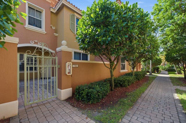732 SW 106th Avenue 2011, Pembroke Pines, FL 33025