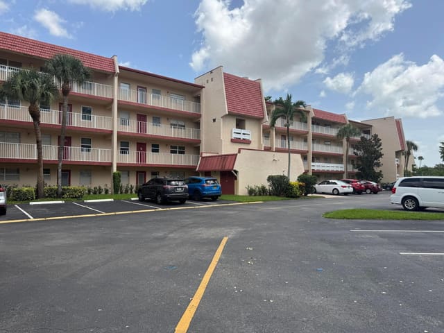 1035 COUNTRY CLUB Drive 303, Oriole Golf And Tennis Club, Margate, FL