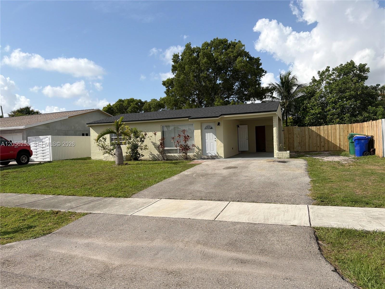 Pending home at 4940 SW 18th Street, Fort Lauderdale, FL 33317