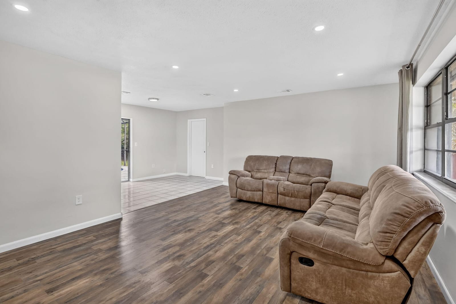 8968 SW 52nd Place — photo 3