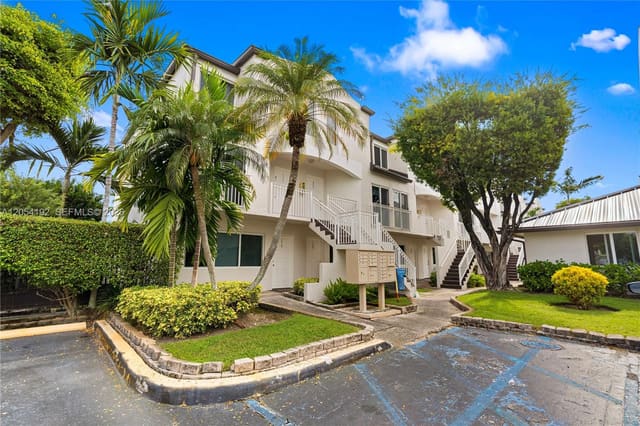 8585 NW 6th Lane 9-208, Miami, FL 33126