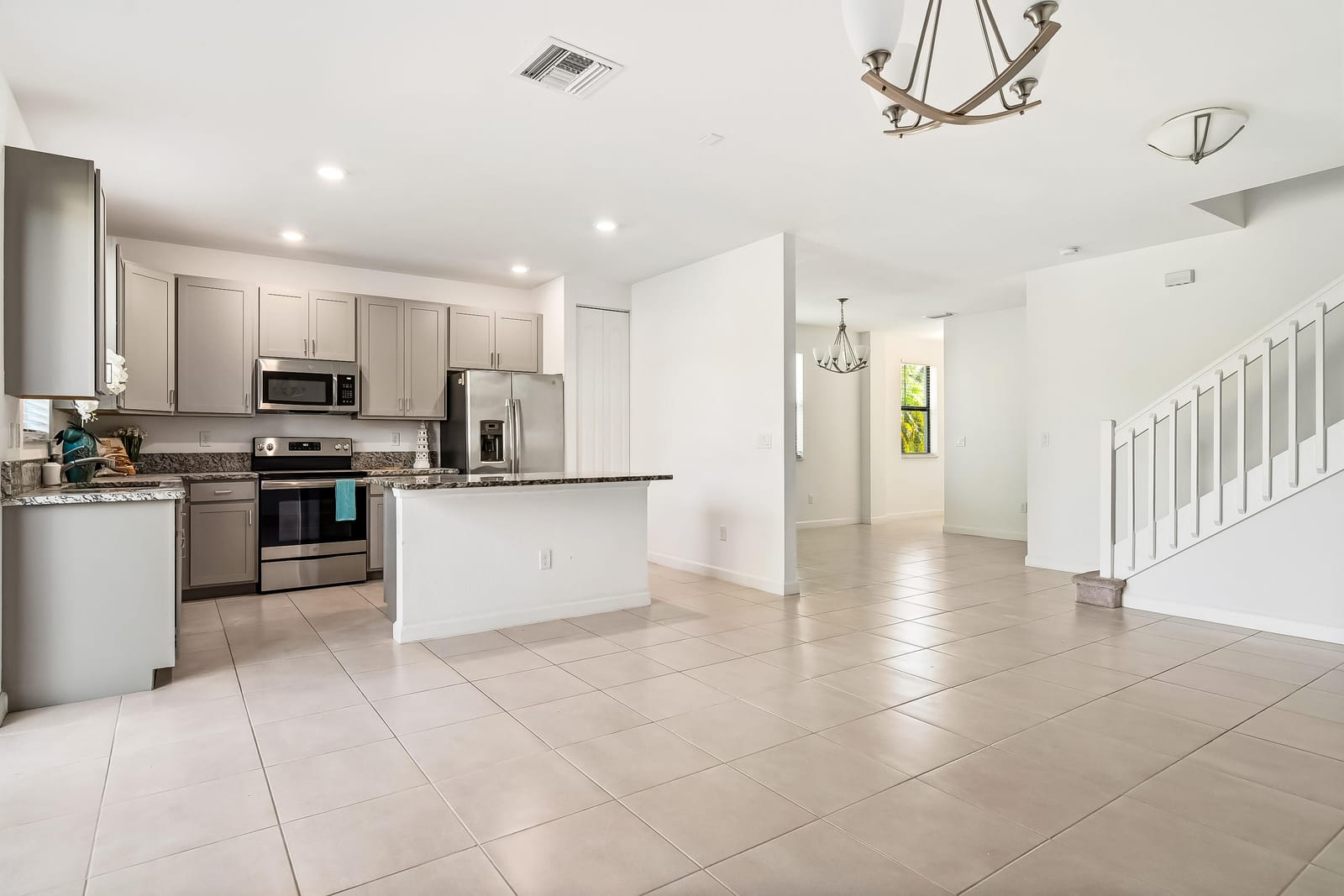 5323 SANTA MARIA Avenue — photo 2
