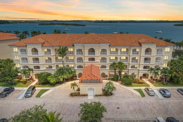 36 HARBOUR ISLE Drive W 104, Harbour Isle At Hutchinson Island West, Fort Pierce, FL