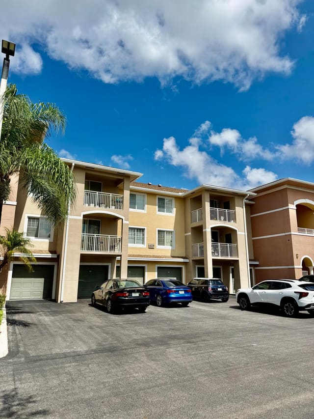 6529 EMERALD DUNES Drive 302, West Palm Beach, FL 33411