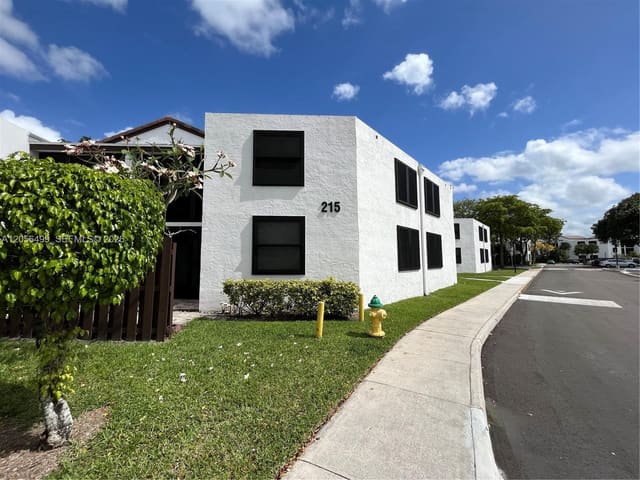 215 Lake Pointe Drive 104, Oakland Park, FL 33309