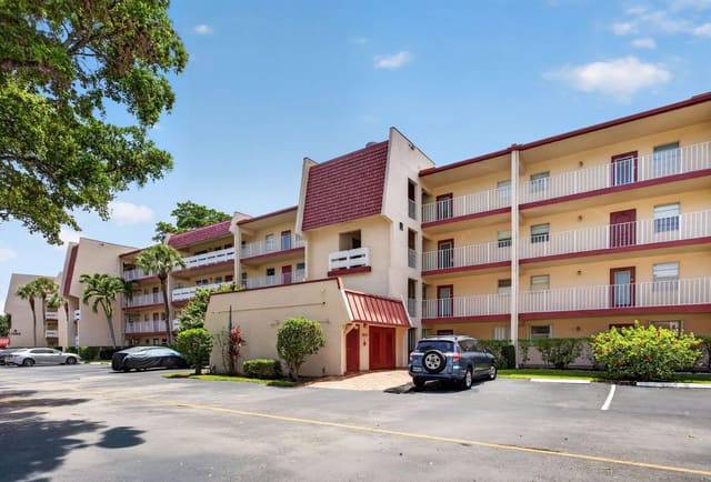 1030 Country Club Drive 205, Oriole Golf And Tennis Club, Margate, FL