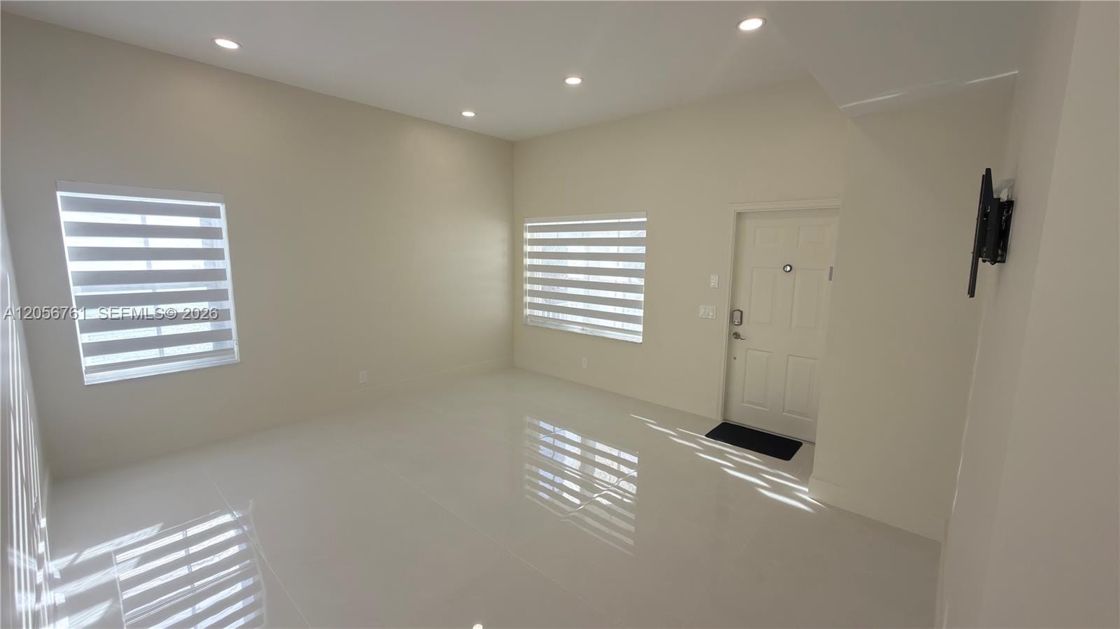 692 Maplewood Court — photo 4
