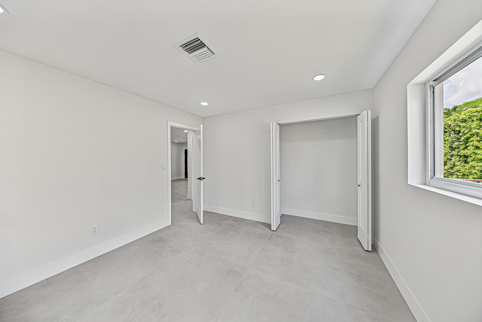 350 NE 42ND Street, Oakland Park, FL 33334 photo 18
