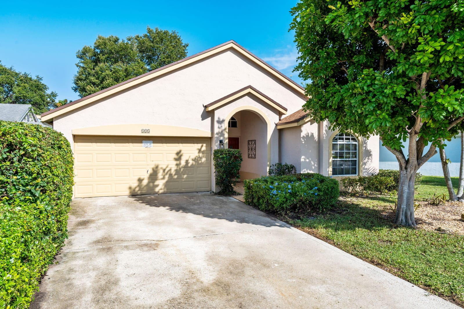 Pending home at 125 Saratoga Boulevard E, Royal Palm Beach, FL 33411