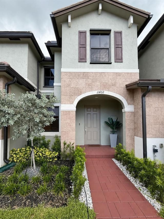 11432 W 32nd Lane, Aquabella North, Hialeah, FL