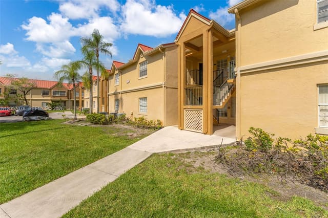 18336 NW 68th Avenue G, Hialeah, FL 33015