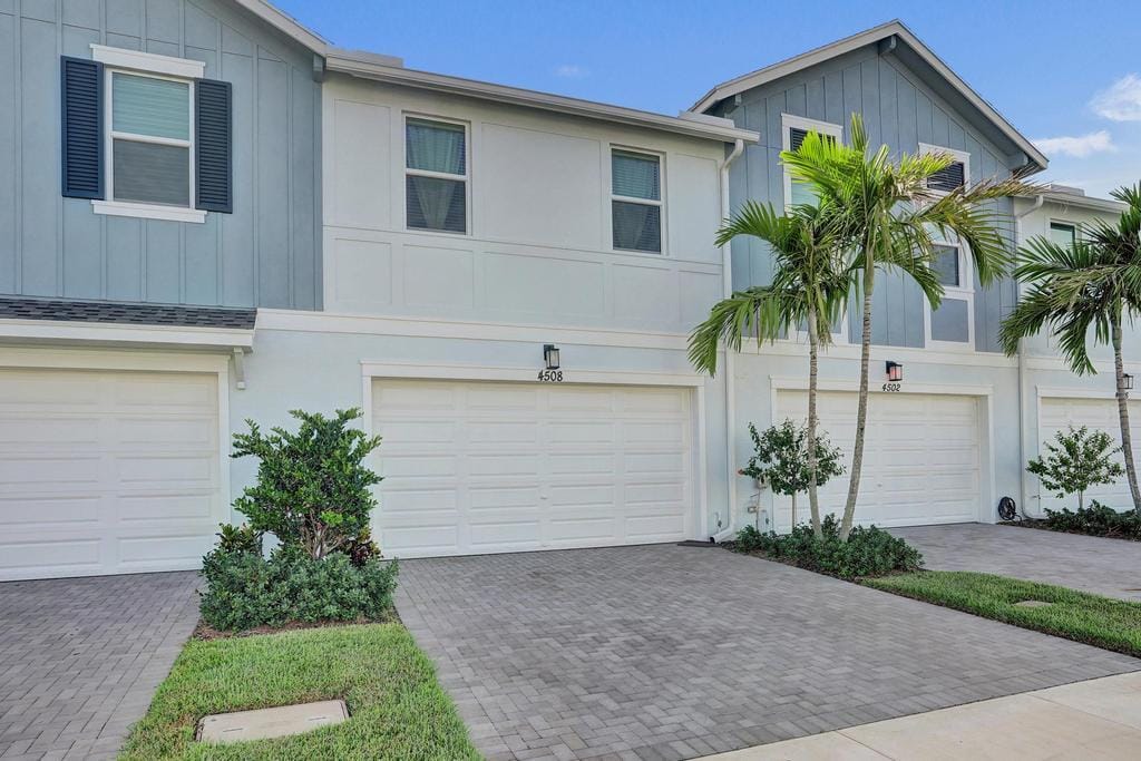 4508 Longwood Lake Square