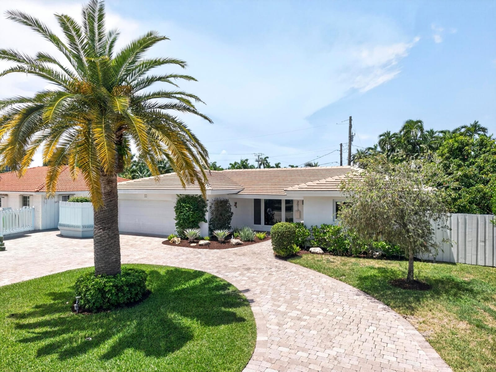 Pending home at 3011 NE 47th Street, Fort Lauderdale, FL 33308