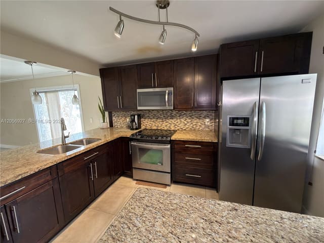 320 Racquet Club Road 104, Weston, FL 33326