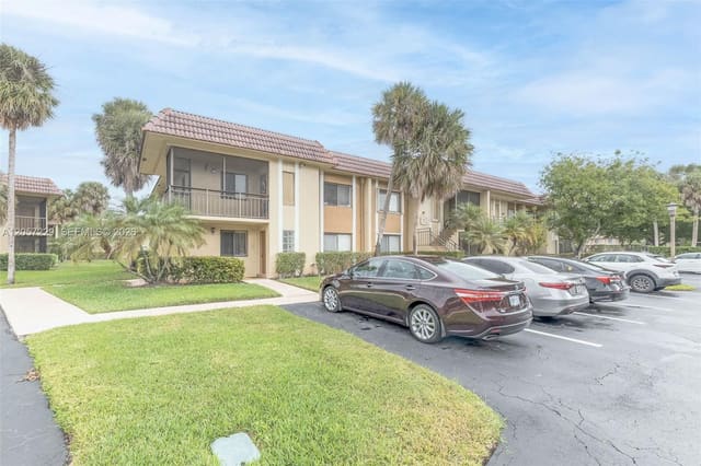 325 Lakeview Drive 102, Racquet Club Apartments A, Weston, FL