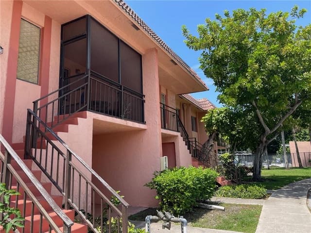 235 LAKEVIEW Drive 102, Racquet Club Apartments At, Weston, FL