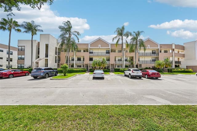7468 Fairfax Drive 302, Tamarac, FL 33321