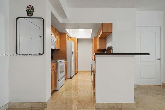 5085 NW 7th Street 906, Blue Lagoon, Miami, FL