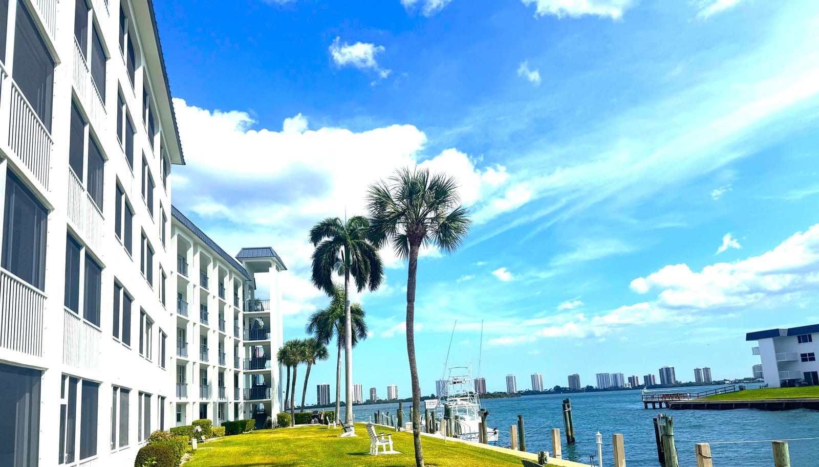 100 PARADISE HARBOUR Boulevard 212