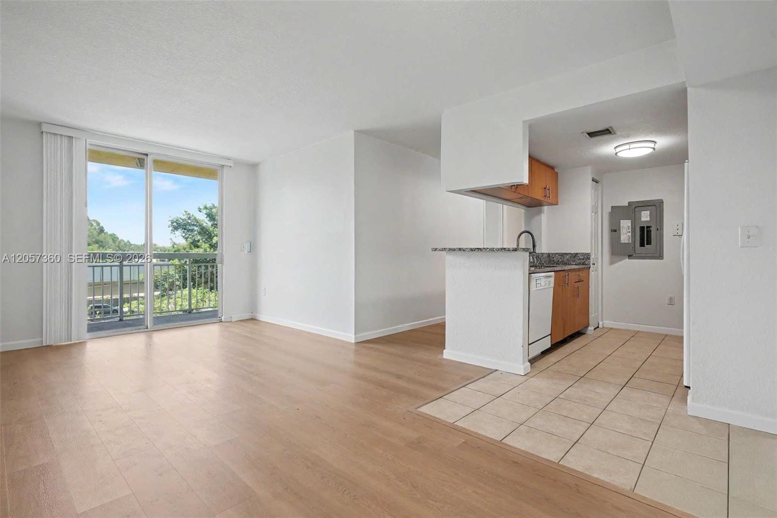 816 NW 11th Street 402, Miami, FL 33136 photo 2