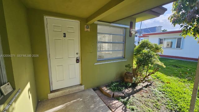 808 NE 10th Street 3, Hallandale Beach, FL 33009