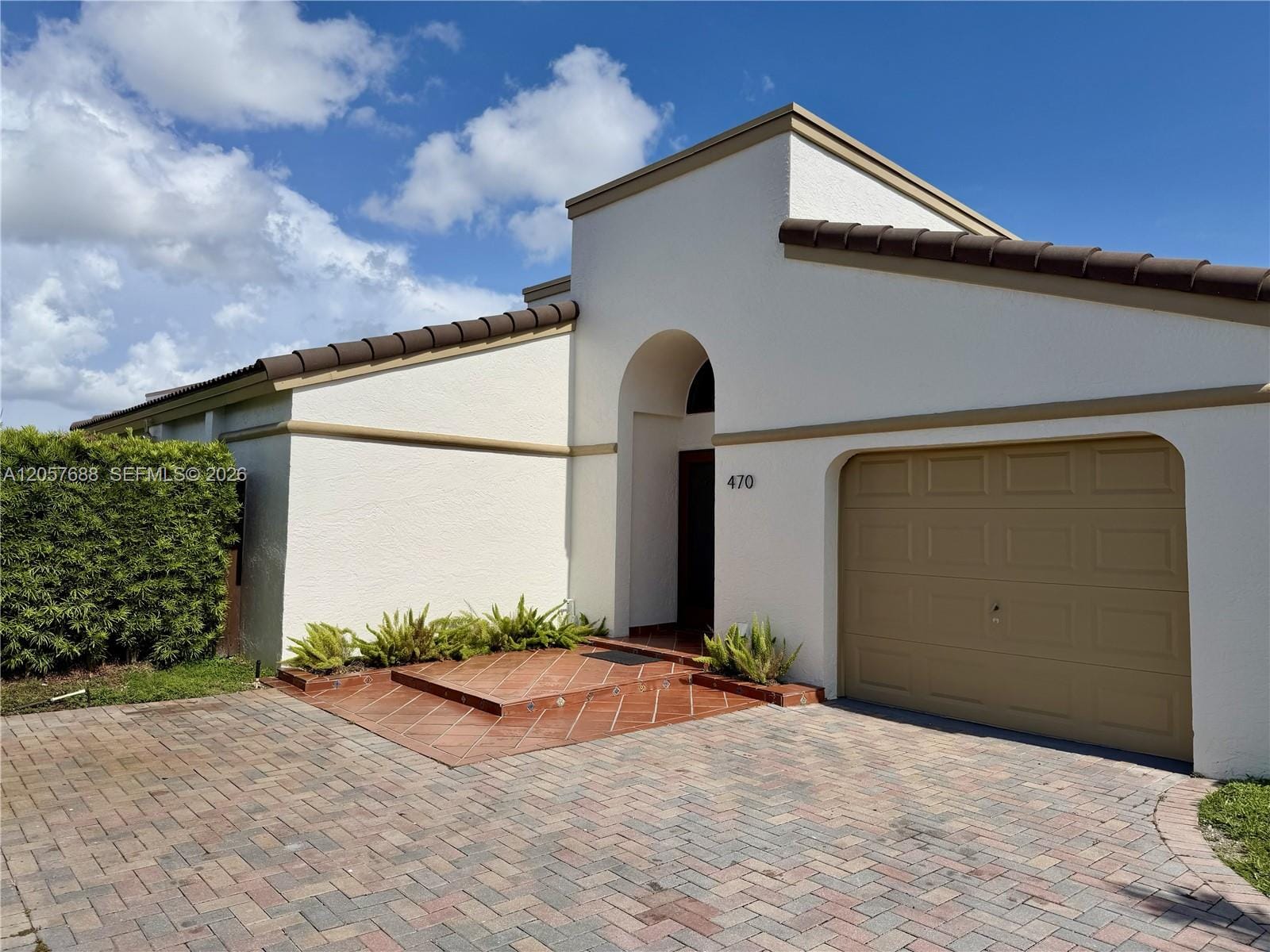 Pending home at 470 SW 88th Place E, Miami, FL 33174