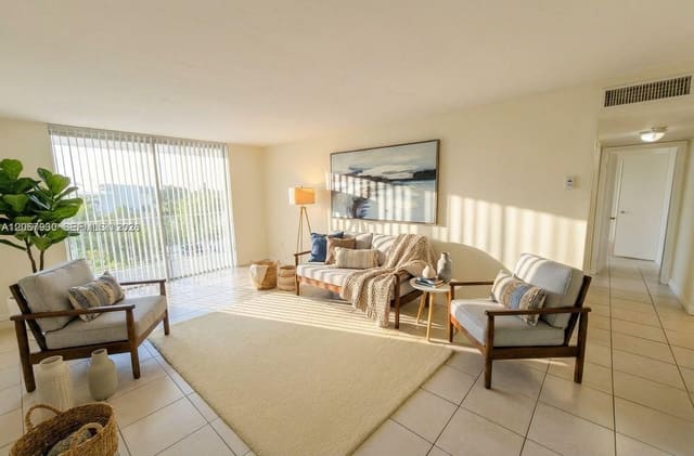 496 NW 165th St Road D-409, Montecarlo, Miami, FL