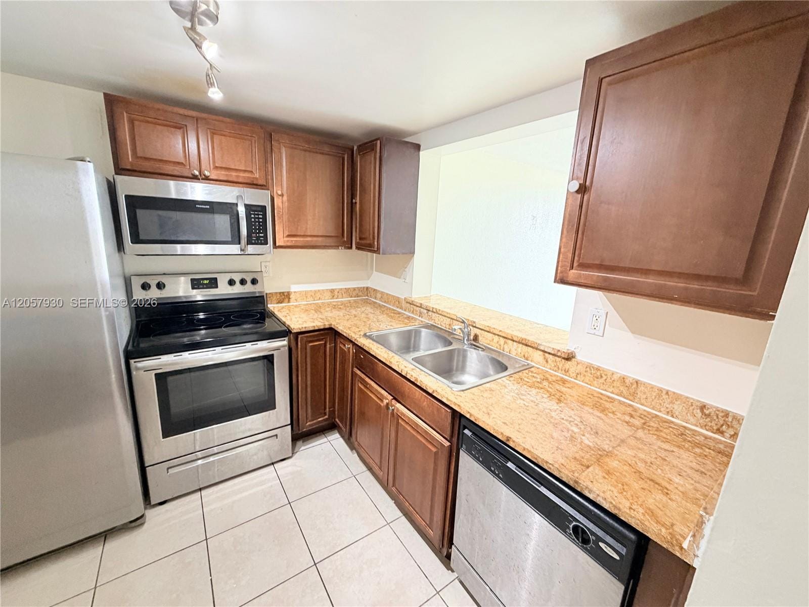 496 NW 165th St Road D-409 — photo 5