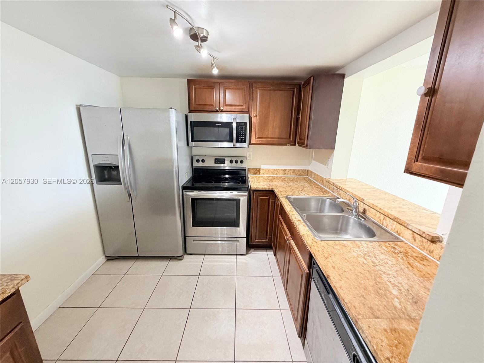 496 NW 165th St Road D-409 — photo 6