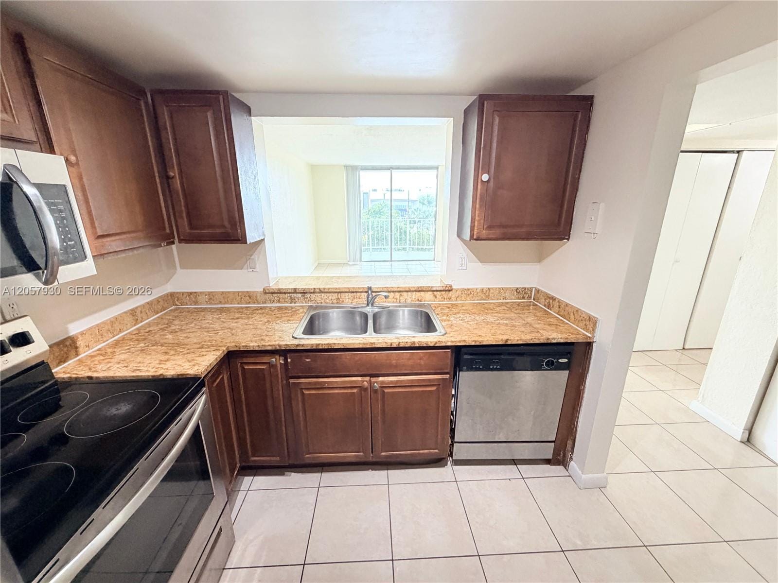 496 NW 165th St Road D-409 — photo 8