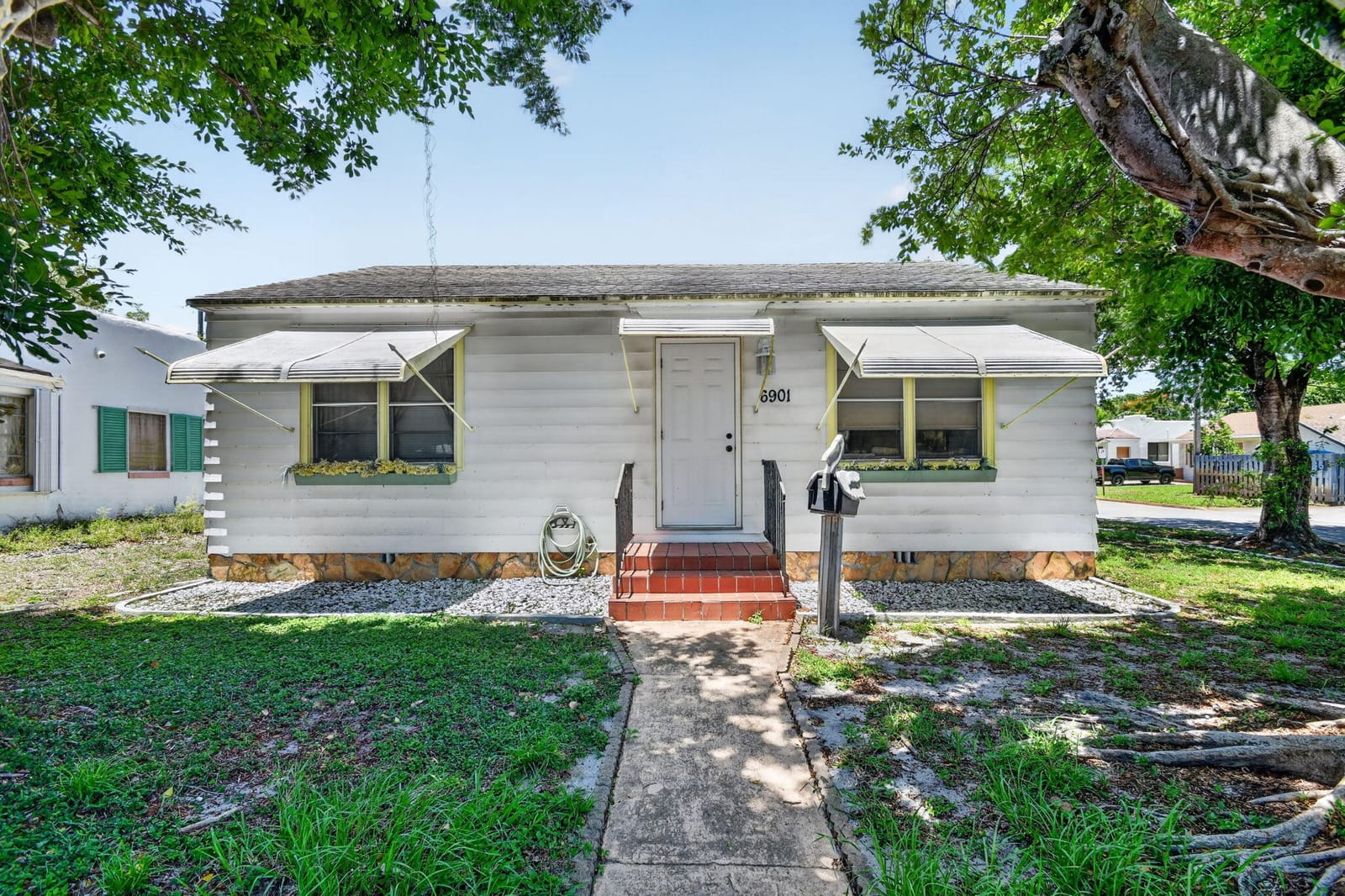 Pending home at 6901 Garden Avenue, West Palm Beach, FL 33405