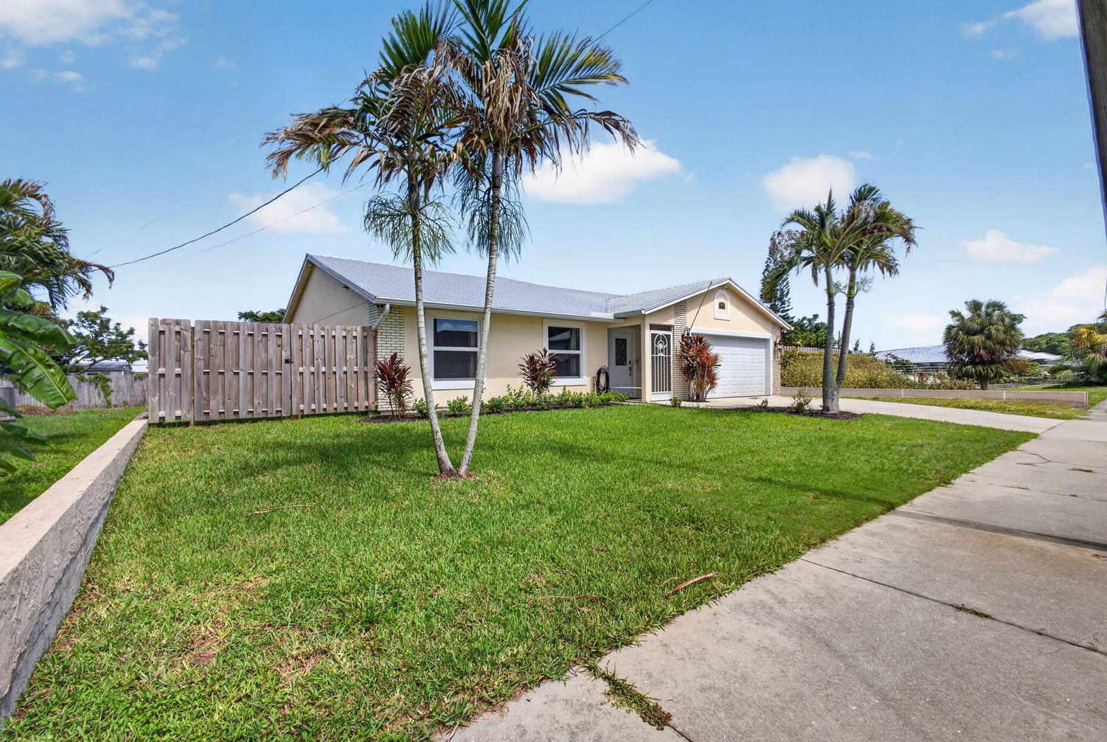 5673 SE INEZ Avenue — photo 1