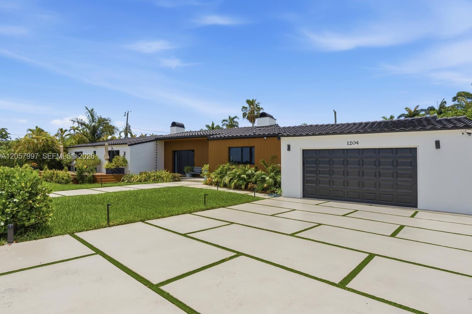 1204 S Northlake Drive — photo 4
