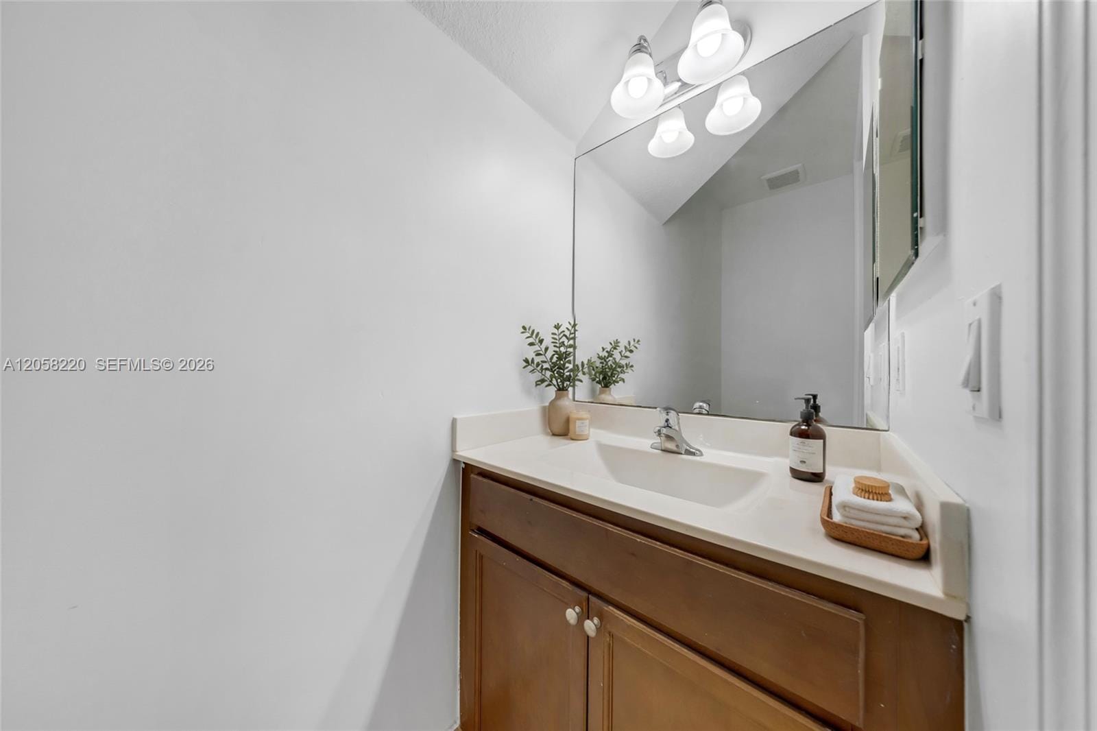 3952 Devenshire Court 3952 — photo 6