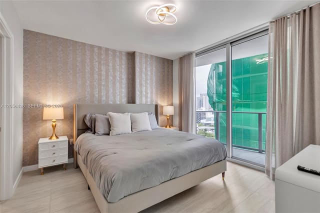 77 SE 5th Street 2006, Miami, FL 33131