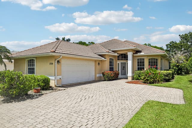 3709 NW Royal Oak Drive, sold in Jensen Beach Golf And Country Club, Jensen Beach, FL