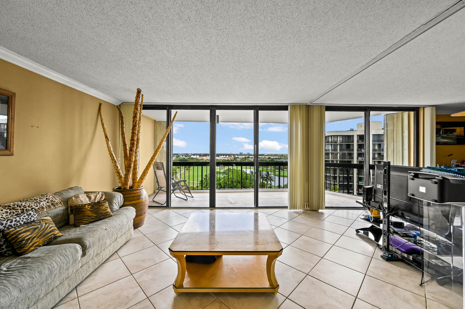 2425 PRESIDENTIAL Way 1006 — photo 2