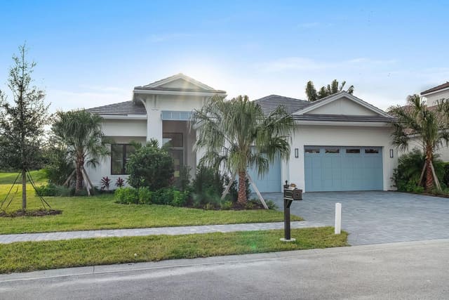 110 SE Via Verona, Port St. Lucie, FL 34984