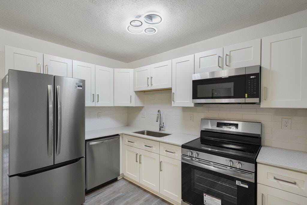 911 SE Dolphin Drive — photo 2