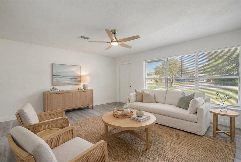 911 SE Dolphin Drive — photo 4