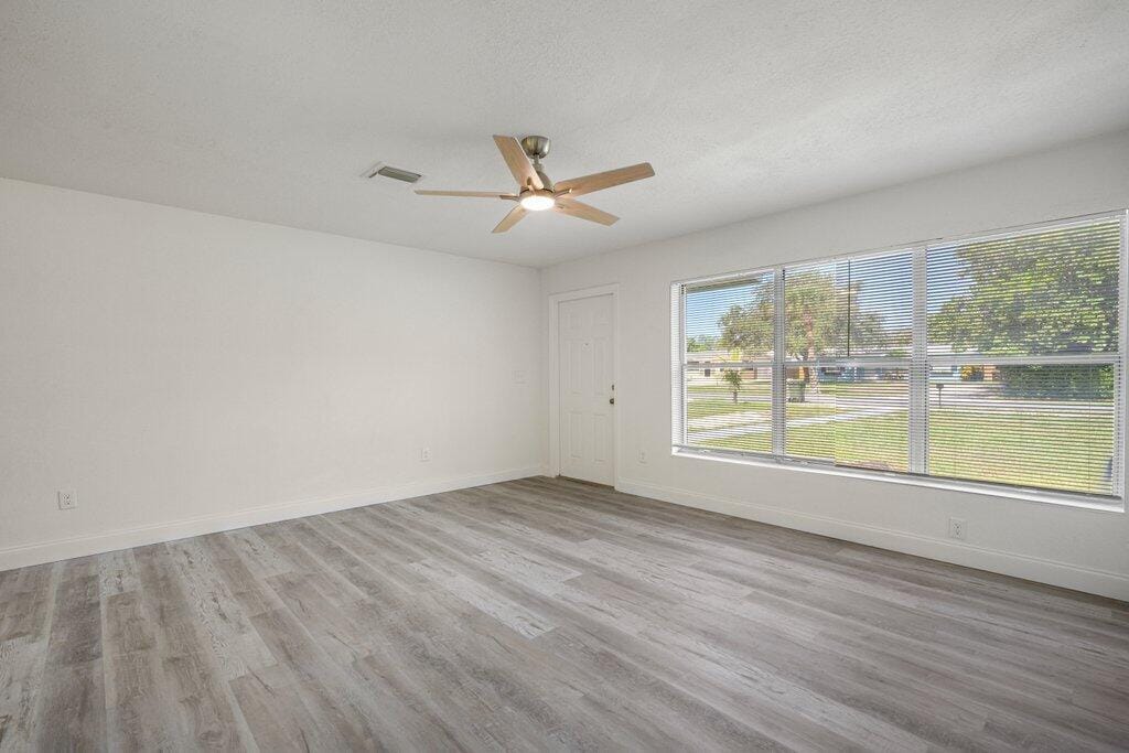 911 SE Dolphin Drive — photo 9