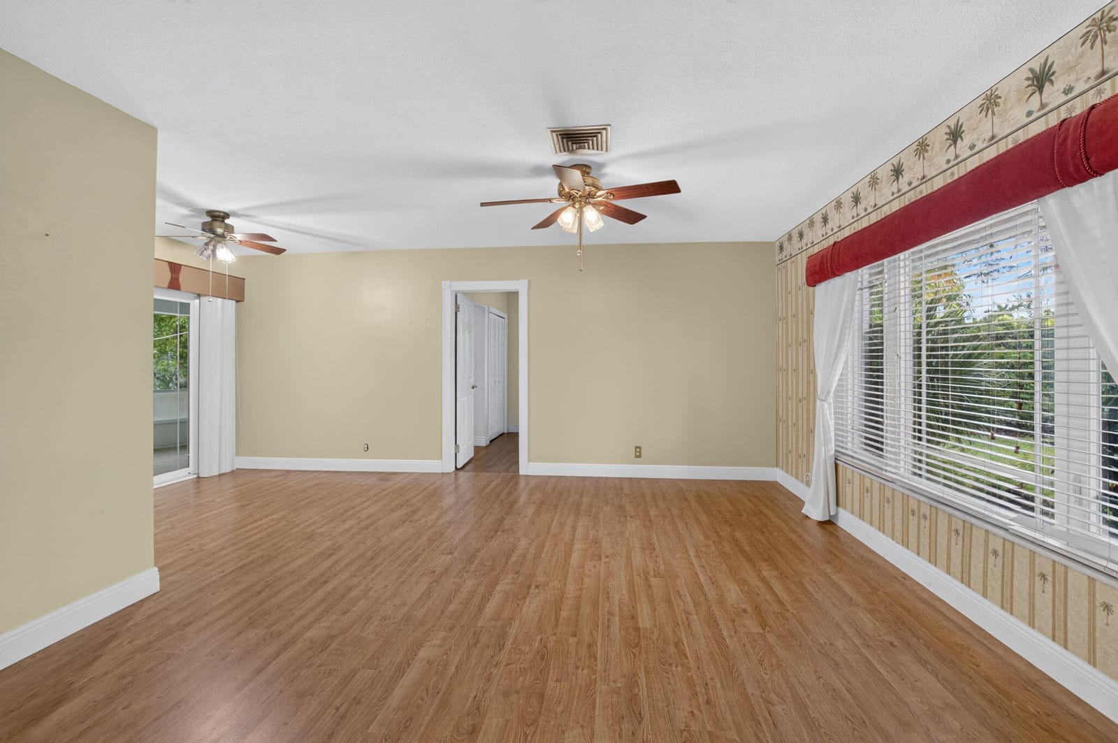 1011 SW 7TH Street — photo 2