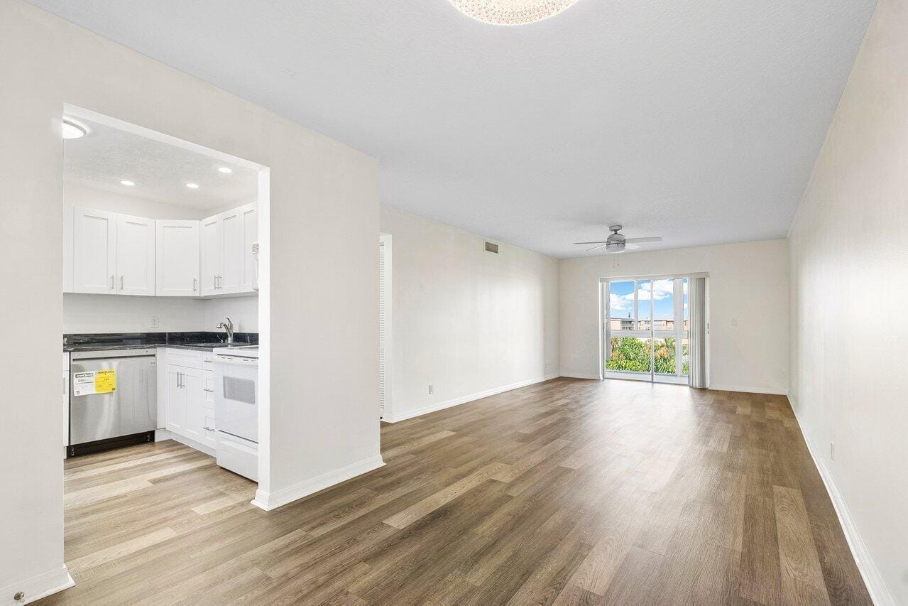 2615 NE 1ST Court 407 — photo 3