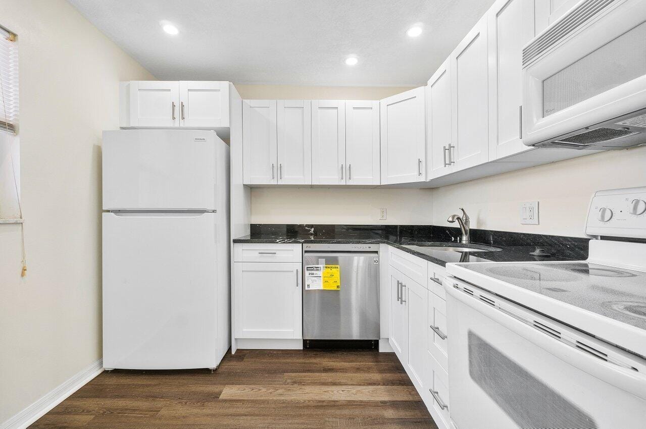 2615 NE 1ST Court 407 — photo 4