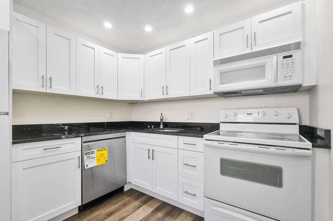 2615 NE 1ST Court 407 — photo 5