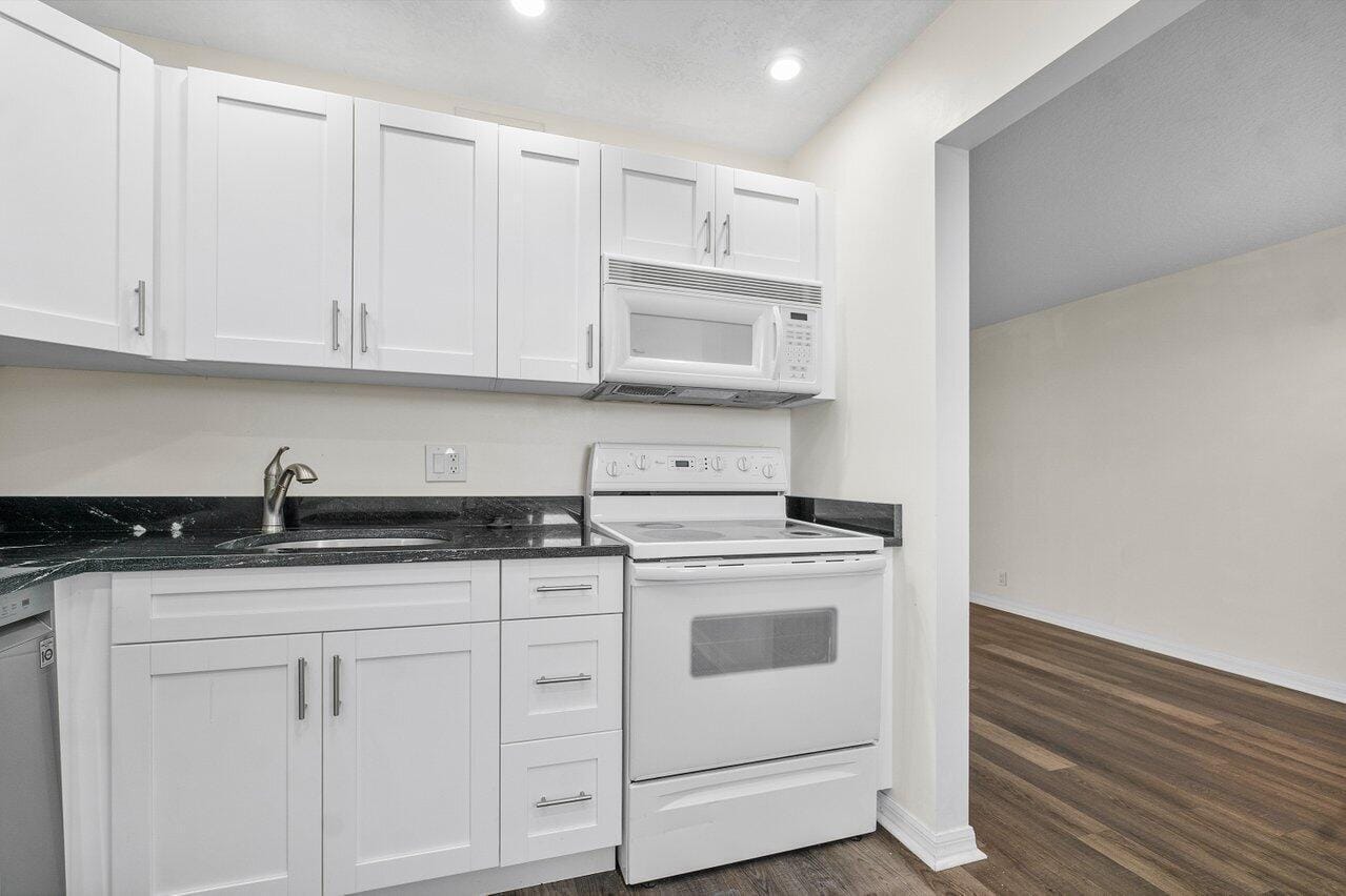 2615 NE 1ST Court 407 — photo 6