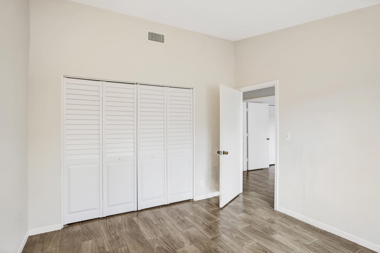 3066 S Oakland Forest Drive 902 — photo 5