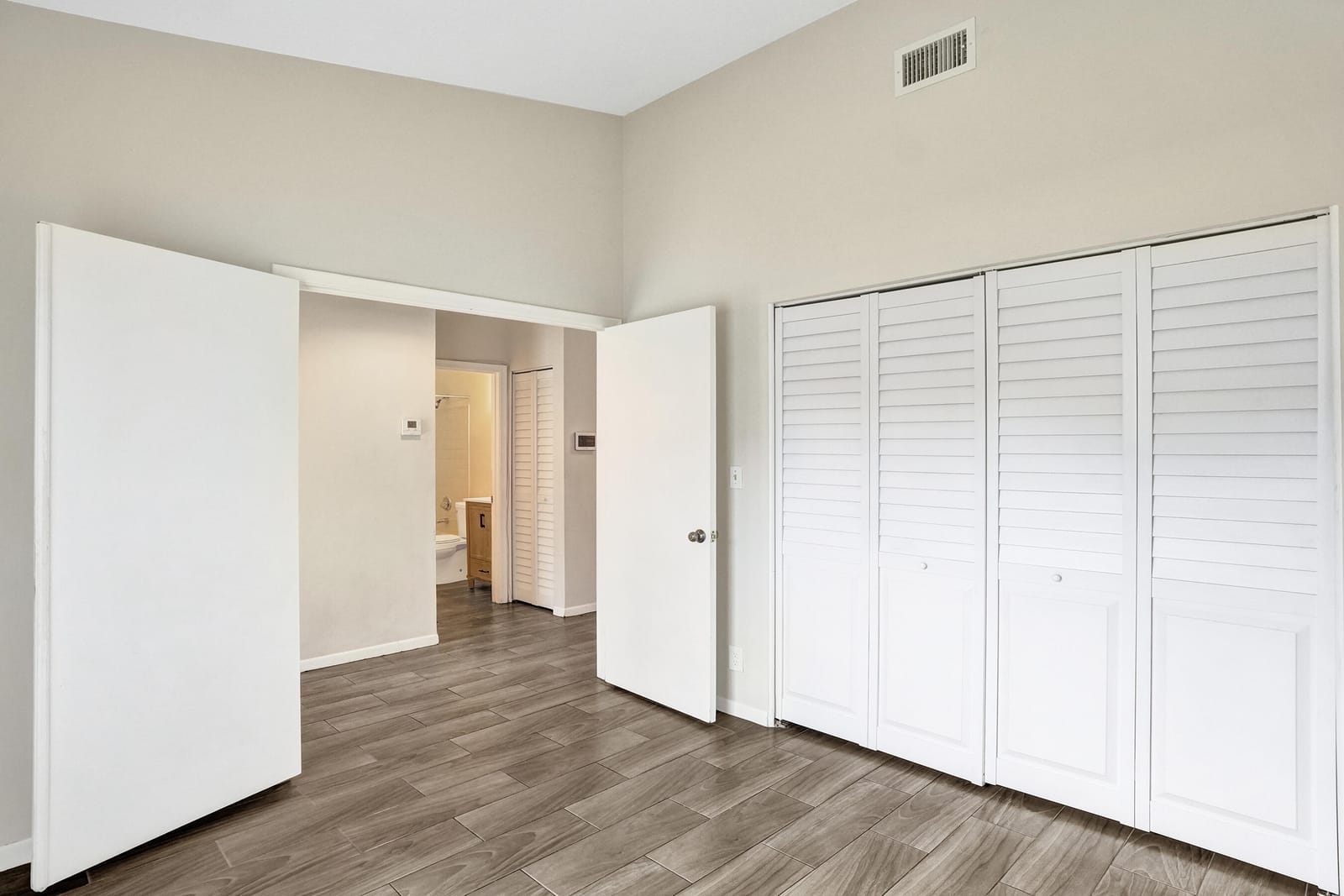 3066 S Oakland Forest Drive 902 — photo 7